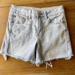 American Eagle Light Wash Stretchy Hi-Rise Shortie Raw Hem Denim Jean Short Sz 2